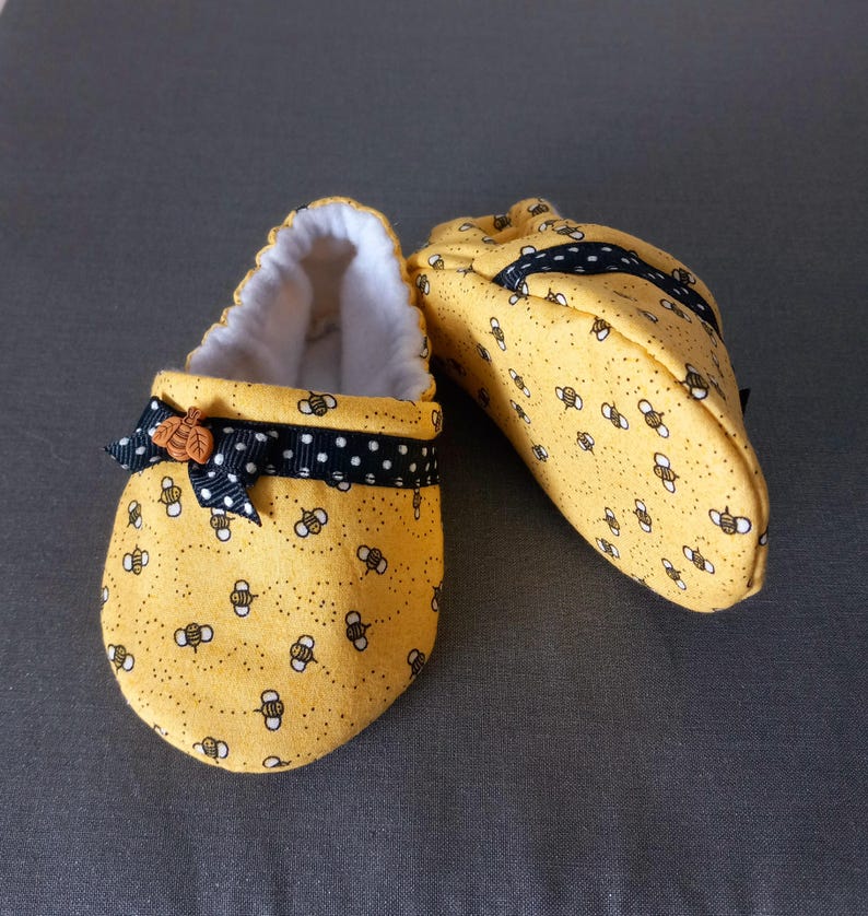 Bee Baby shoes, Yellow Bee soft baby shoes. Made to order item