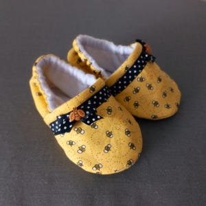 Bee Baby shoes, Yellow Bee soft baby shoes. Made to order item
