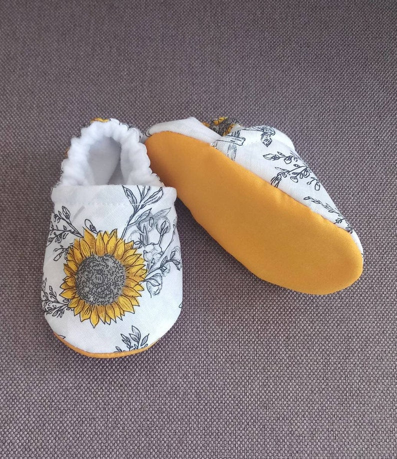 Sunflower baby shoes, Floral baby shoes. - Made to order item